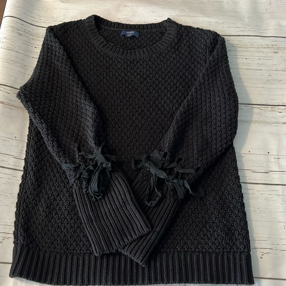 Black sweater - adorable sleeves